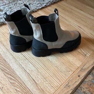 Cougar Women’s Black and Beige/Cream Boots